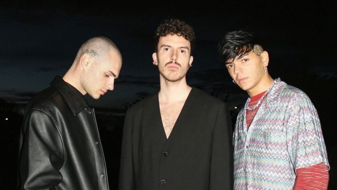 mameli-blind-nashley-0421-coverpage-ph-by walter coppola