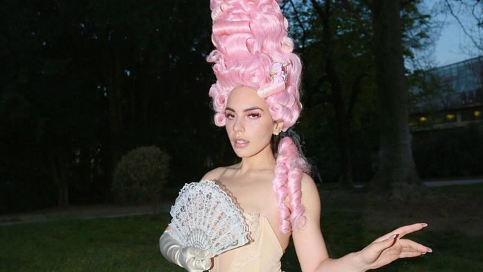 lolita-0621-coverpage