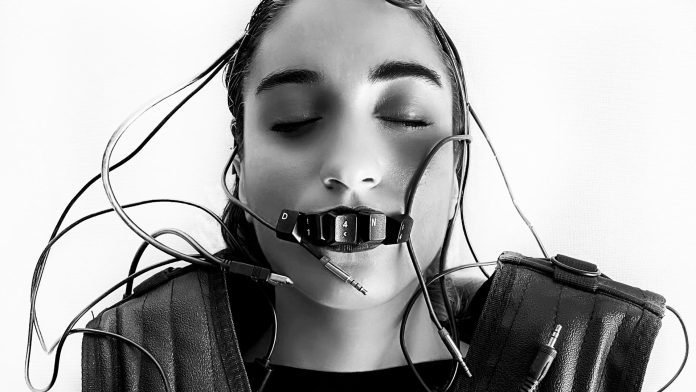 huntress-d-1022-coverpage HUNTRESS D